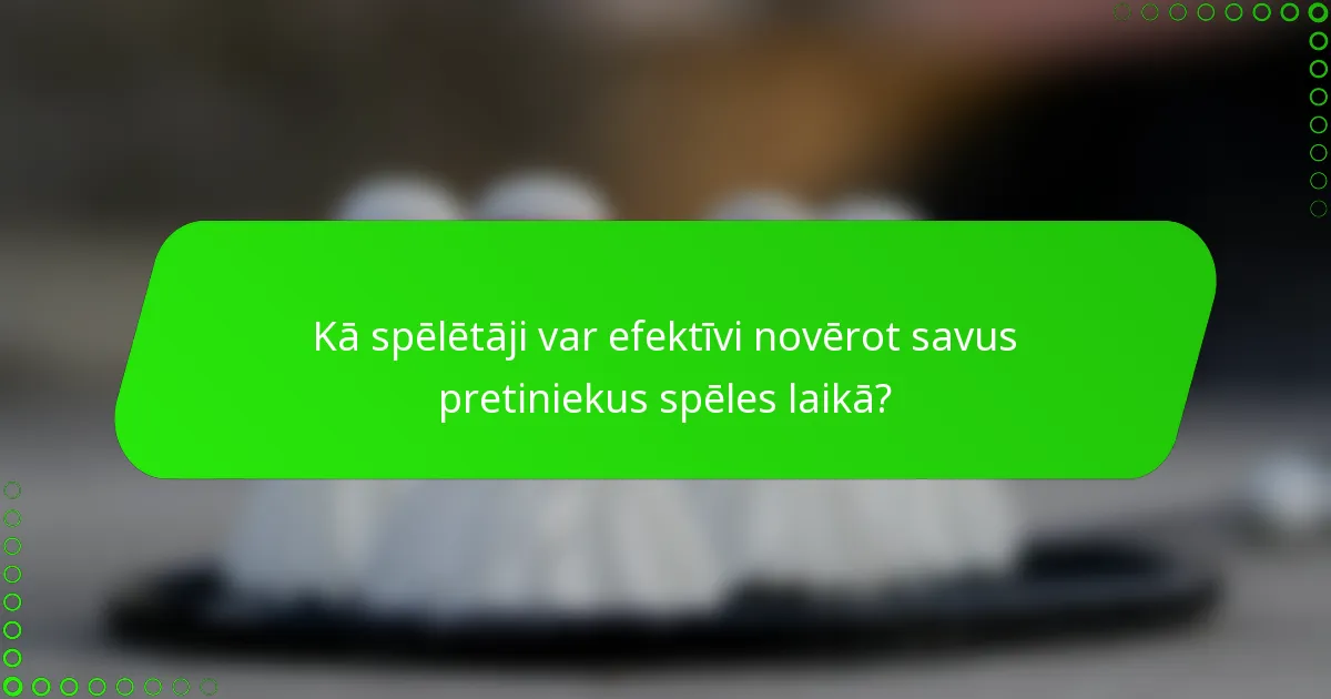 Kā spēlētāji var efektīvi novērot savus pretiniekus spēles laikā?